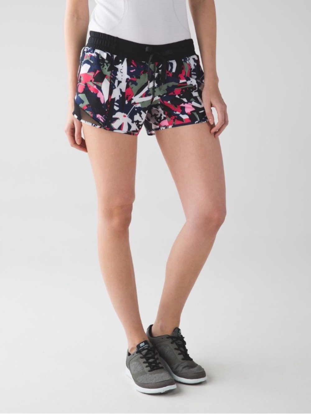 Lululemon Hotty Hot Short (Long)
Pop Cut Boom Juice Multi / Black - Picture 2 of 8